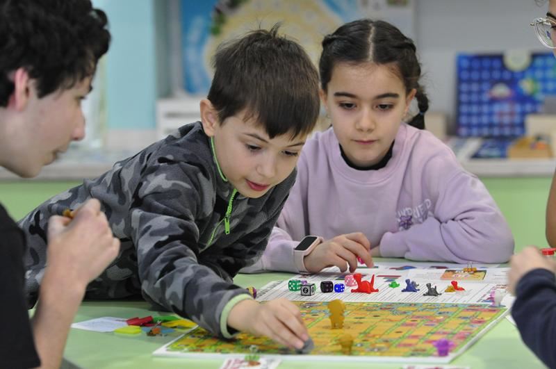 PERDIDOS EN LA JUNGLA. Juego de mesa de aventura matemática para todas las edades - Imagen 1